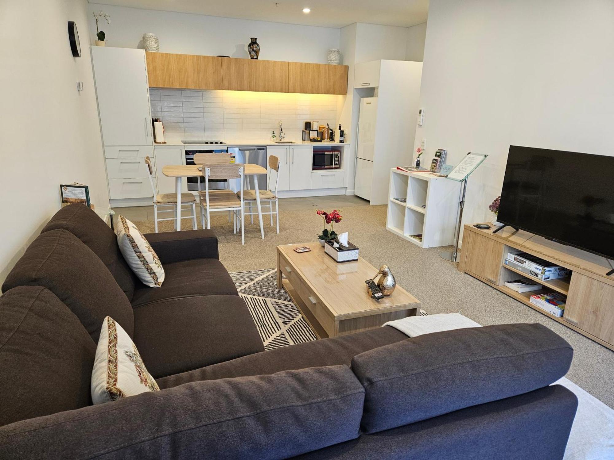 Modern, Ground Floor , Cbd, Free Parking, 2-3 Beds Apartment *